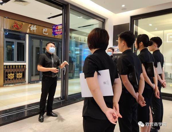 得體的服裝與職業(yè)禮儀是我們留給進(jìn)店客戶的第一印象,我們必須重視